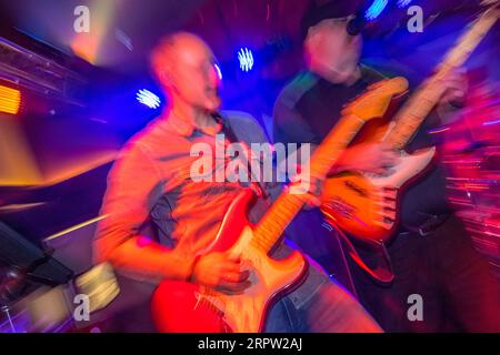 Lettore di chitarra Motion Blur sul palco Foto Stock