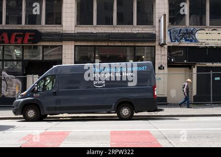 Seattle, Stati Uniti. 7 luglio 2023. Camion di consegna Amazon in centro Foto Stock