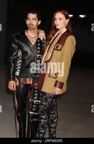 **FILE FOTO** Joe Jonas file per il divorzio da Sophie Turner. LOS ANGELES, CA - 15 OTTOBRE: (L-R) Joe Jonas e Sophie Turner partecipano al 2 ° Annual Academy Museum Gala all'Academy Museum of Motion Pictures il 15 ottobre 2022 a Los Angeles, California. Crediti: Jeffrey Mayer/JTMPhotos/MediaPunch Foto Stock