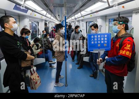 200422 -- WUHAN, 22 aprile 2020 -- i passeggeri sono visti sulla linea 1 della metropolitana a Wuhan, nella provincia di Hubei della Cina centrale, 22 aprile 2020. A partire dal 22 aprile, tutti i trasporti pubblici ripresero ad operare a Wuhan. CHINA-HUBEI-WUHAN-TRASPORTO PUBBLICO CN SHENXBOHAN PUBLICATIONXNOTXINXCHN Foto Stock