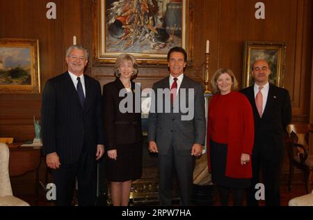 Visita del governatore della California Arnold Schwarzenegger, terzo da sinistra, al quartier generale del Dipartimento degli interni, Washington D.C., per discussioni con il segretario Gale Norton, secondo da sinistra, e altri funzionari interni Foto Stock