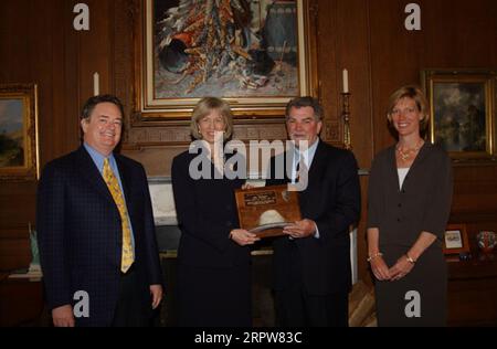 Il segretario Gale Norton, secondo da sinistra, presenta un National Park Service Honorary Ranger Award a Jim Maddy, presidente della National Park Foundation, terzo da sinistra, presso il quartier generale del Dipartimento degli interni Foto Stock