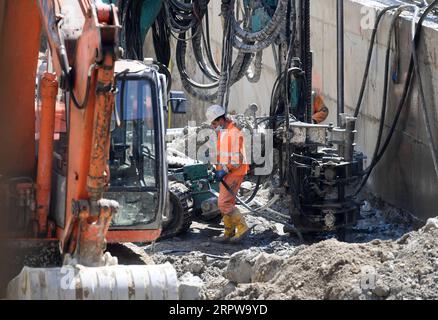 200423 -- MILANO ITALIA, 23 aprile 2020 Xinhua -- Un lavoratore che indossa una maschera lavora nel cantiere di una nuova linea della metropolitana a Milano, Italia, il 23 aprile 2020. Il numero giornaliero di pazienti guariti dalla COVID-19 di giovedì ha superato per la prima volta le nuove infezioni in Italia dall'inizio della pandemia nella regione settentrionale del paese alla fine di febbraio, secondo gli ultimi numeri pubblicati dal Dipartimento della protezione civile del Paese. Si sono verificate 2.646 nuove infezioni da COVID-19 e 3.033 recuperi supplementari rispetto a mercoledì, portando i totali nazionali a 106.848 e 57.576, Foto Stock