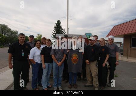 Il segretario Gale Norton sul campo, con il personale dell'ufficio di Vernal, Utah, del Bureau of Land Management Foto Stock