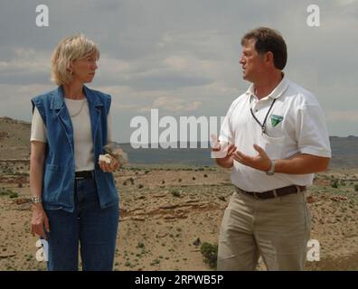 Il segretario Gale Norton sul campo, durante una visita nello Utah nord-orientale per le ispezioni di progetti di sviluppo di petrolio e gas, le operazioni minerarie di uintaite e gli ambienti circostanti, e per le discussioni con il personale sul campo dello Utah del Bureau of Land Management Foto Stock