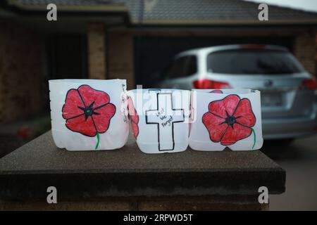 200425 -- CANBERRA, 25 aprile 2020 -- foto scattata il 25 aprile 2020 mostra le candele che segnano l'Anzac Day a Canberra, Australia. L'Anzac Day, celebrato il 25 aprile, segna l'anniversario della prima grande azione militare combattuta dalle truppe australiane e neozelandesi nella prima guerra mondiale nella penisola turca di Gallipoli nel 1915. Foto di /Xinhua AUSTRALIA-CANBERRA-ANZAC DAY ChuxChen PUBLICATIONxNOTxINxCHN Foto Stock