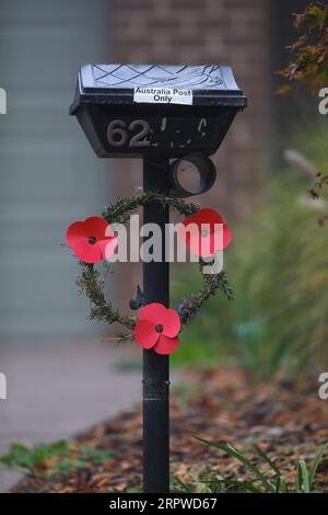 200425 -- CANBERRA, 25 aprile 2020 -- foto scattata il 25 aprile 2020 mostra una corona che segna il giorno di Anzac su una cassetta di lettere a Canberra, in Australia. L'Anzac Day, celebrato il 25 aprile, segna l'anniversario della prima grande azione militare combattuta dalle truppe australiane e neozelandesi nella prima guerra mondiale nella penisola turca di Gallipoli nel 1915. Foto di /Xinhua AUSTRALIA-CANBERRA-ANZAC DAY ChuxChen PUBLICATIONxNOTxINxCHN Foto Stock