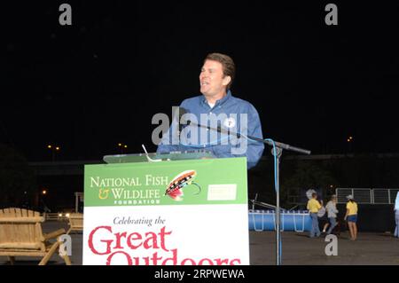 John Berry, direttore esecutivo della National Fish and Wildlife Foundation, parla all'evento di raccolta fondi celebrando i grandi spazi aperti della Fondazione, co-ospitato da ESPN Outdoors, sulla Randall's Island di New York City Foto Stock