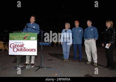 John Berry, direttore esecutivo della National Fish and Wildlife Foundation, parla all'evento di raccolta fondi celebrando i grandi spazi aperti della Fondazione, co-ospitato da ESPN Outdoors, sulla Randall's Island di New York City Foto Stock