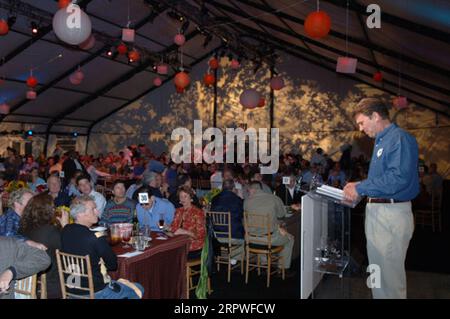 John Berry, direttore esecutivo della National Fish and Wildlife Foundation, parla all'evento di raccolta fondi celebrando i grandi spazi aperti della Fondazione, co-ospitato da ESPN Outdoors, sulla Randall's Island di New York City Foto Stock