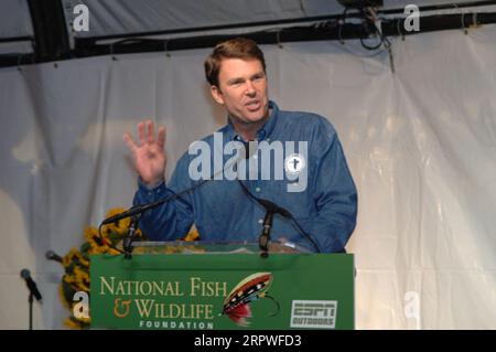 John Berry, direttore esecutivo della National Fish and Wildlife Foundation, parla all'evento di raccolta fondi celebrando i grandi spazi aperti della Fondazione, co-ospitato da ESPN Outdoors, sulla Randall's Island di New York City Foto Stock