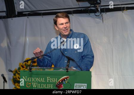 John Berry, direttore esecutivo della National Fish and Wildlife Foundation, parla all'evento di raccolta fondi celebrando i grandi spazi aperti della Fondazione, co-ospitato da ESPN Outdoors, sulla Randall's Island di New York City Foto Stock