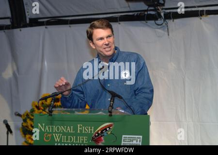 John Berry, direttore esecutivo della National Fish and Wildlife Foundation, parla all'evento di raccolta fondi celebrando i grandi spazi aperti della Fondazione, co-ospitato da ESPN Outdoors, sulla Randall's Island di New York City Foto Stock