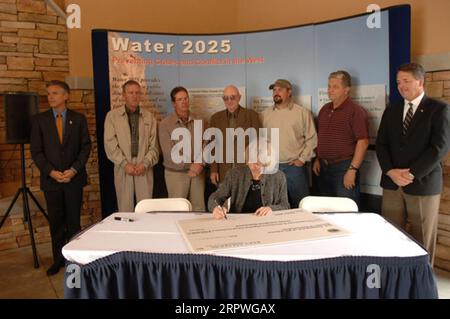 Segretario Gale Norton, centro, firma su Water 2025 Challenge Grant per la Payson City-Strawberry Highline Canal Company dello Utah, durante la cerimonia a Orem, Utah, segnando l'introduzione di finanziamenti federali per 11 progetti di gestione dell'acqua nello Utah e uno nell'Idaho. Water 2025 promuove banche d'acqua volontarie, nuove tecnologie e federali, statali, tribali, collaborazione privata per la conservazione Foto Stock