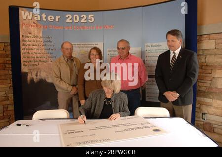 Segretario Gale Norton, centro, firma Water 2025 Challenge Grant per la Preston Whitney Reservoir Company dell'Idaho, durante la cerimonia a Orem, Utah, segnando l'attuazione di finanziamenti federali per 11 progetti di gestione dell'acqua nello Utah e uno nell'Idaho. Water 2025 promuove banche d'acqua volontarie, nuove tecnologie e federali, statali, tribali, collaborazione privata per la conservazione Foto Stock