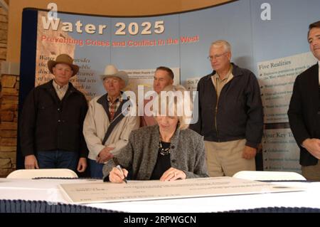 Segretario Gale Norton, centro, firmando Water 2025 Challenge Grant per il distretto di irrigazione di Springville nello Utah, durante la cerimonia a Orem, Utah, segnando l'attuazione di finanziamenti federali per 11 progetti di gestione dell'acqua nello Utah e uno nell'Idaho. Water 2025 promuove banche idriche volontarie, nuove tecnologie di conservazione e federali, statali, tribali, cooperazione privata in materia di conservazione Foto Stock