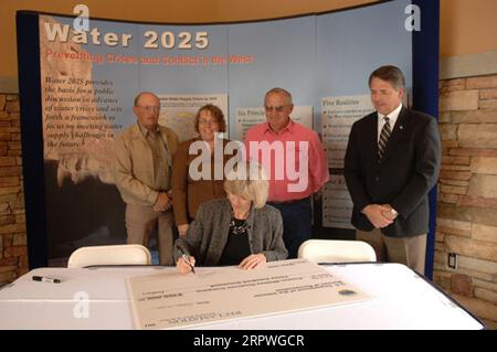 Segretario Gale Norton, centro, firma Water 2025 Challenge Grant per la Preston Whitney Reservoir Company dell'Idaho, durante la cerimonia a Orem, Utah, segnando l'attuazione di finanziamenti federali per 11 progetti di gestione dell'acqua nello Utah e uno nell'Idaho. Water 2025 promuove banche d'acqua volontarie, nuove tecnologie e federali, statali, tribali, collaborazione privata per la conservazione Foto Stock