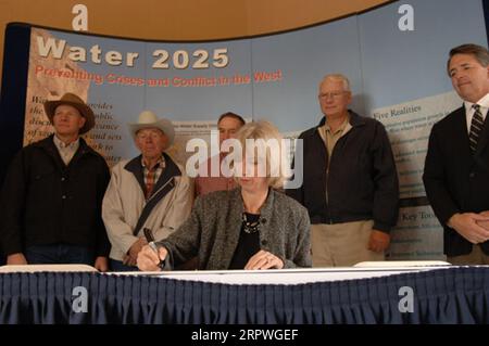 Segretario Gale Norton, centro, firmando Water 2025 Challenge Grant per il distretto di irrigazione di Springville nello Utah, durante la cerimonia a Orem, Utah, segnando l'attuazione di finanziamenti federali per 11 progetti di gestione dell'acqua nello Utah e uno nell'Idaho. Water 2025 promuove banche idriche volontarie, nuove tecnologie di conservazione e federali, statali, tribali, cooperazione privata in materia di conservazione Foto Stock