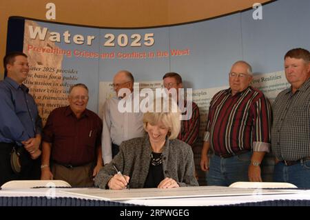 Segretario Gale Norton, centro, firma Water 2025 Challenge Grant per la Sevier River Water Users Association dello Utah, durante la cerimonia a Orem, Utah, che segna l'attuazione di finanziamenti federali per 11 progetti di gestione dell'acqua nello Utah e uno nell'Idaho. Water 2025 promuove banche d'acqua volontarie, nuove tecnologie di conservazione, federali, statali, tribali, cooperazione privata in materia di conservazione Foto Stock