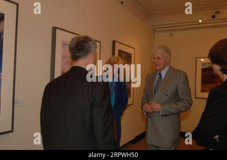 Segretario Gale Norton, secondo da sinistra, con il Presidente dell'Islanda in visita, Olafur Ragnar Grimsson, terzo da sinistra, in visita alla mostra del Museo dell'interno del Dipartimento della fotografia contemporanea e storica dei Parchi nazionali Foto Stock