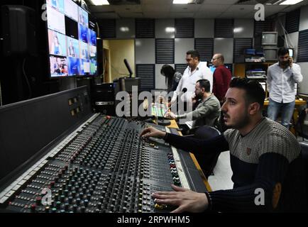 200427 -- DAMASCO, 27 aprile 2020 -- i membri del team tecnico lavorano nella sala di controllo della Syrian Educational TV a Damasco, Siria, 23 aprile 2020. Mentre il governo siriano sospende le scuole in mezzo alla diffusione della COVID-19, gli studenti continuano la loro istruzione in TV a casa, poiché il governo utilizza un canale educativo per trasmettere lezioni. PER ANDARE CON la funzione: Gli studenti siriani continuano la formazione in TV tra COVID-19 foto di /Xinhua SYRIA-DAMASCO-EDUCATION-TV AmmarxSafarjalani PUBLICATIONxNOTxINxCHN Foto Stock