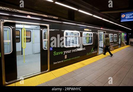 200427 -- VANCOUVER, 27 aprile 2020 Xinhua -- Un passeggero entra in un treno vuoto in una stazione Skytrain di Vancouver, Canada, 27 aprile 2020. L'autorità di trasporto Translink di Metro Vancouver ha annunciato lunedì che sta licenziando 1.492 lavoratori con un'ulteriore riduzione dei servizi a causa della massiccia flessione dei ridership durante la pandemia di COVID-19. A partire da lunedì pomeriggio, ci sono stati 48.230 casi confermati di COVID-19 in Canada e 2.701 morti. Foto di Liang Sen/Xinhua CANADA-VANCOUVER-COVID-19-JOB CUTS PUBLICATIONxNOTxINxCHN Foto Stock