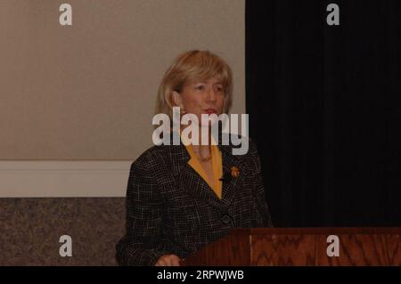 Il segretario Gale Norton parla all'Energy Leadership Forum di Robinsonville, Mississippi, affrontando la risposta agli uragani e il rafforzamento delle infrastrutture energetiche americane Foto Stock