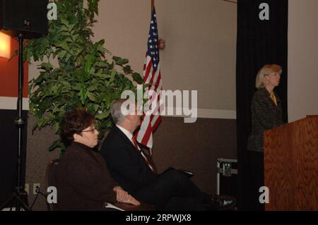 Il segretario Gale Norton parla all'Energy Leadership Forum di Robinsonville, Mississippi, affrontando la risposta agli uragani e il rafforzamento delle infrastrutture energetiche americane Foto Stock