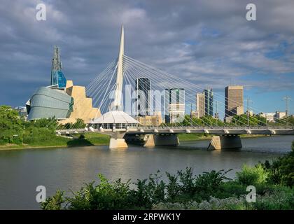 Skyline di Winnipeg dall'altra parte del Red River a Winnipeg, Manitoba Foto Stock