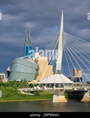 Esplanade Riel Footbridge e Canadian Museum for Human Rights dall'altra parte del Red River a Winnipeg, Manitoba Foto Stock