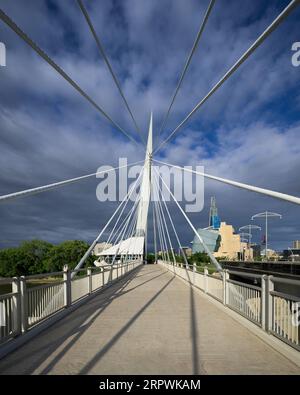 Esplanade Riel Footbridge e Canadian Museum for Human Rights dall'altra parte del Red River a Winnipeg, Manitoba Foto Stock