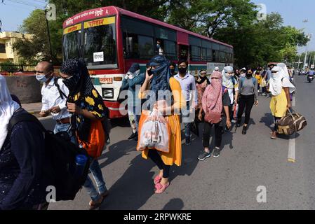 200428 -- PRAYAGRAJ, 28 aprile 2020 -- gli studenti che erano rimasti bloccati in città per più di un mese a causa del blocco per impedire la diffusione del nuovo coronavirus aspettano di salire a bordo di autobus appositamente programmati per le rispettive città natali, nel distretto di Prayagraj, nello stato settentrionale dell'India, l'Uttar Pradesh, 28 aprile 2020. Il ministero federale della salute dell'India martedì sera ha detto che tre nuovi decessi dovuti a COVID-19, oltre a 539 nuovi casi positivi, sono stati segnalati dalla mattina in tutto il paese, portando il numero di morti a 937 e il totale dei casi a 29.974. Str/Xinhua INDIA-PRAYAGRAJ-STUDENT-COVID-19-HOME Foto Stock