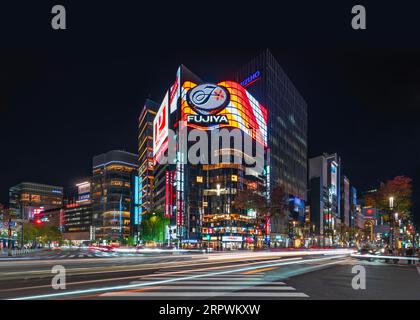 tokyo, giappone - novembre 29 2021: Le strade Sotobori e Harumi si incrociano al Tokyo Downtown Ginza Scramble Crossing illuminate di notte dall'insegna al neon Foto Stock