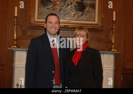 Visita dell'attrice Bo Derek, Right, al quartier generale del Dipartimento degli interni per discutere degli sforzi della National Horse Protection Coalition per porre fine alla macellazione di cavalli selvatici Foto Stock