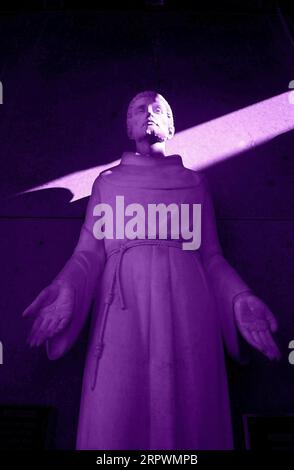 Una statua di St. Francesco d'Assisi, colorato e arricchito digitalmente, presso la Basilica di San Francesco d'Assisi a Santa Fe, New Mexico. Foto Stock
