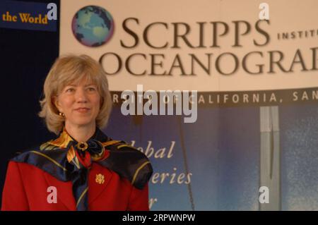 Visita del segretario Gale Norton all'Acquario Birch presso la Scripps Institution of Oceanography, la Jolla, California, per un discorso sull'esplorazione delle fonti di energia alternativa e per un tour dell'acquario e dei dintorni della Scripps Institution Foto Stock