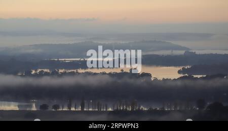 200430 -- PECHINO, 30 aprile 2020 -- foto scattata il 28 aprile 2020 mostra il lago Burley Griffin in in una fitta nebbia a Canberra, Australia. Foto di /Xinhua XINHUA FOTO DEL GIORNO LiuxChangchang PUBLICATIONxNOTxINxCHN Foto Stock