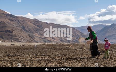 200430 -- PECHINO, 30 aprile 2020 -- Un abitante del villaggio lavora su un campo nella Zhaxizom Township nella contea di Tingri, nella regione autonoma del Tibet della Cina sud-occidentale, 25 aprile 2020. XINHUA FOTO DEL GIORNO SunxFei PUBLICATIONxNOTxINxCHN Foto Stock