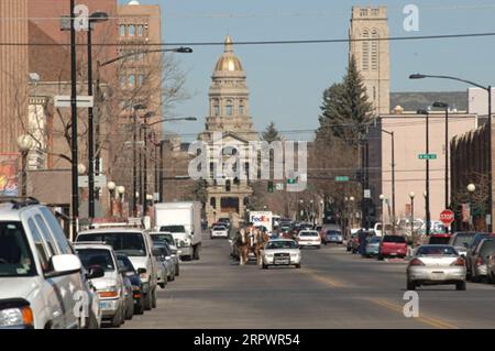 Area del centro di Cheyenne, Wyoming, vista durante il tour della città del Segretario Gale Norton in carrozza trainata da cavalli, parte della sua visita per partecipare alle cerimonie che segnano la designazione dell'Union Pacific Railroad Depot come National Historic Landmark Foto Stock