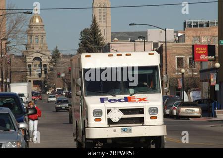 Area del centro di Cheyenne, Wyoming, vista durante il tour della città del Segretario Gale Norton in carrozza trainata da cavalli, parte della sua visita per partecipare alle cerimonie che segnano la designazione dell'Union Pacific Railroad Depot come National Historic Landmark Foto Stock