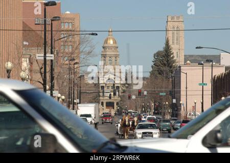 Area del centro di Cheyenne, Wyoming, vista durante il tour della città del Segretario Gale Norton in carrozza trainata da cavalli, parte della sua visita per partecipare alle cerimonie che segnano la designazione dell'Union Pacific Railroad Depot come National Historic Landmark Foto Stock