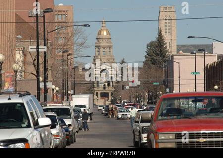 Area del centro di Cheyenne, Wyoming, vista durante il tour della città del Segretario Gale Norton in carrozza trainata da cavalli, parte della sua visita per partecipare alle cerimonie che segnano la designazione dell'Union Pacific Railroad Depot come National Historic Landmark Foto Stock