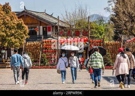 200430 -- PECHINO, 30 aprile 2020 Xinhua -- gente visita la città vecchia di Lijiang a Lijiang, provincia dello Yunnan della Cina sud-occidentale, 30 marzo 2020. Foto di ma Dengke/Xinhua Xinhua titoli: La Cina accoglie con favore il turismo, il rimbalzo dei consumi nell'ambito del rafforzamento del contenimento COVID-19 PUBLICATIONxNOTxINxCHN Foto Stock