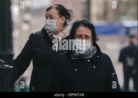 200430 -- MOSCA, 30 aprile 2020 Xinhua -- le donne che indossano maschere per il viso camminano in una strada a Mosca, in Russia, il 30 aprile 2020. La Russia ha riportato un nuovo record giornaliero di 7.099 casi di COVID-19 nelle ultime 24 ore, aumentando il suo totale a 106.498 a partire da giovedì, sono stati mostrati dati ufficiali. Xinhua/Evgeny Sinitsyn RUSSIA-MOSCA-COVID-19 PUBLICATIONxNOTxINxCHN Foto Stock