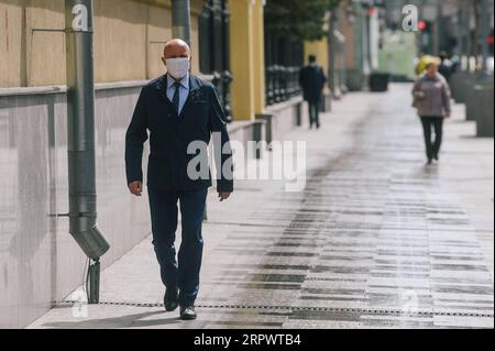 200430 -- MOSCA, 30 aprile 2020 Xinhua -- Un uomo che indossa una maschera cammina in una strada a Mosca, in Russia, il 30 aprile 2020. La Russia ha riportato un nuovo record giornaliero di 7.099 casi di COVID-19 nelle ultime 24 ore, aumentando il suo totale a 106.498 a partire da giovedì, sono stati mostrati dati ufficiali. Xinhua/Evgeny Sinitsyn RUSSIA-MOSCA-COVID-19 PUBLICATIONxNOTxINxCHN Foto Stock