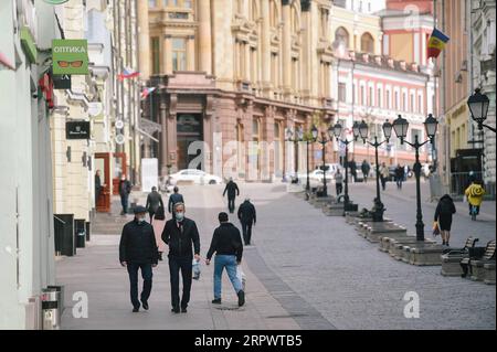 200430 -- MOSCA, 30 aprile 2020 Xinhua -- le persone che indossano maschere per il viso camminano in una strada a Mosca, in Russia, il 30 aprile 2020. La Russia ha riportato un nuovo record giornaliero di 7.099 casi di COVID-19 nelle ultime 24 ore, aumentando il suo totale a 106.498 a partire da giovedì, sono stati mostrati dati ufficiali. Xinhua/Evgeny Sinitsyn RUSSIA-MOSCA-COVID-19 PUBLICATIONxNOTxINxCHN Foto Stock