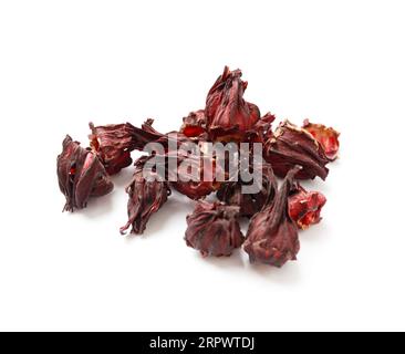 Tè Hibiscus in primo piano su sfondo bianco. Fiori secchi di ibisco rosso in isolamento. Una manciata di ibisco per preparare il tè. Foto Stock