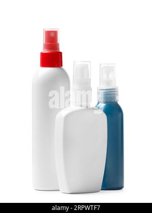 Un set di diversi flaconi in plastica multicolore con spruzzatore e dispenser a pompa per cosmetici, isolati su sfondo bianco. Confezione per crea Foto Stock