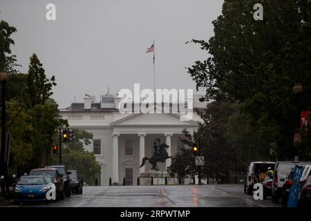 200430 -- WASHINGTON, 30 aprile 2020 Xinhua -- la Casa Bianca è vista in un giorno di pioggia a Washington D.C., negli Stati Uniti, il 30 aprile 2020. Giovedì la Federal Reserve ha annunciato che sta ampliando la portata e l'idoneità per il suo programma di prestiti Main Street da 600 miliardi di dollari, progettato per aiutare le piccole e medie imprese colpite dalla pandemia di COVID-19. Foto di Ting Shen/Xinhua U.S.-WASHINGTON D.C.-COVID-19-FED-BUSINESS LENDING PROGRAM PUBLICATIONxNOTxINxCHN Foto Stock