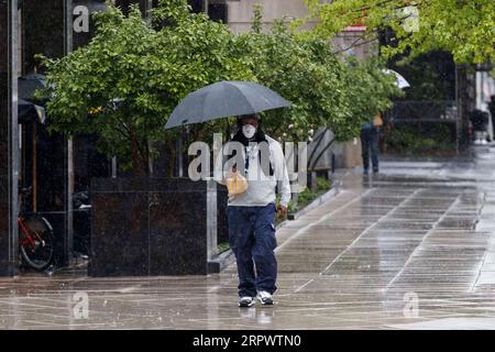 200430 -- WASHINGTON, 30 aprile 2020 Xinhua -- Un uomo che indossa una maschera cammina sulla passeggiata laterale vicino alla Casa Bianca a Washington D.C., negli Stati Uniti il 30 aprile 2020. Giovedì la Federal Reserve ha annunciato che sta ampliando la portata e l'idoneità per il suo programma di prestiti Main Street da 600 miliardi di dollari, progettato per aiutare le piccole e medie imprese colpite dalla pandemia di COVID-19. Foto di Ting Shen/Xinhua U.S.-WASHINGTON D.C.-COVID-19-FED-BUSINESS LENDING PROGRAM PUBLICATIONxNOTxINxCHN Foto Stock